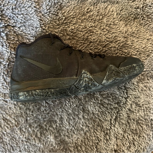 NIKE Kyrie 4 Blackouts Kids Basketball Shoes - Picture 9 of 11